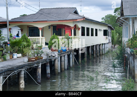 Kukup est un petit village de pêcheurs il est célèbre pour ses restaurants de fruits de mer en plein air construit sur pilotis sur l'eau. Banque D'Images