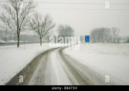 Autoroute française couverte par la neige. hiver blizzard. route glacée, tempête de neige. 90255 RoadSnow horizontale Banque D'Images