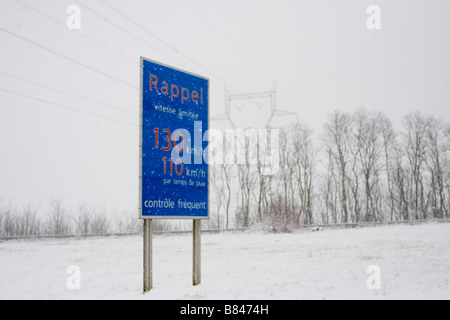 Autoroute française couverte de neige. Vitesse limite. blizzard hiver route glacée, tempête de neige. 90256 RoadSnow horizontale Banque D'Images