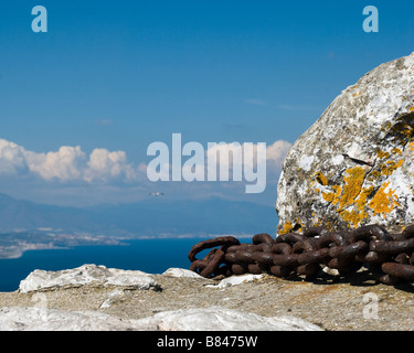 Ancienne chaîne rouillée sur le rocher de Gibraltar à Costa del Sol à l'arrière-plan Banque D'Images