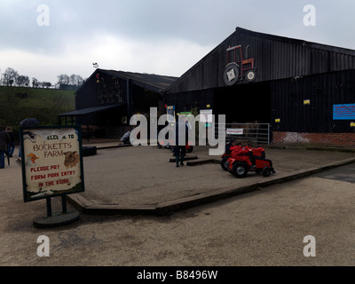 Bocketts Farm Leatherhead Surrey Granges converties pour une aire de jeu avec des toboggans et visite de l'exploitation avec des bébés animaux Banque D'Images