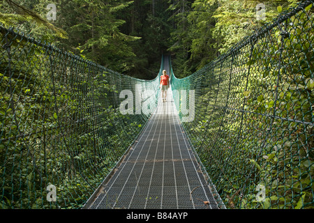 Colombie-britannique - le pont sur le Ruisseau le long de la perte de Juan de Fuca Trail South Beach de Sombrio dans parc provincial Juan de Fuca. Banque D'Images