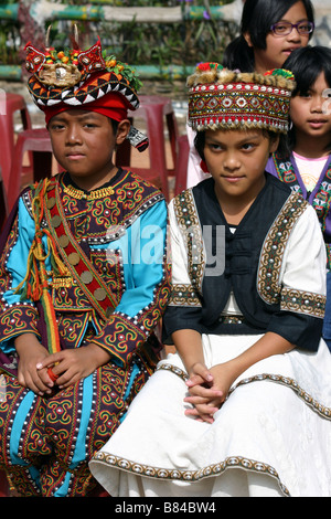 Les garçons en costumes de mariage traditionnel dans le canton autochtones Ruki dans les montagnes de Taiwan Banque D'Images