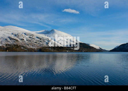 Thirlmere, négligé par Helvellyn, en hiver, Parc National de Lake District, Cumbria, Angleterre, Royaume-Uni Banque D'Images