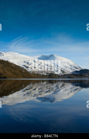 Thirlmere, négligé par Helvellyn, en hiver, Parc National de Lake District, Cumbria, Angleterre, Royaume-Uni Banque D'Images