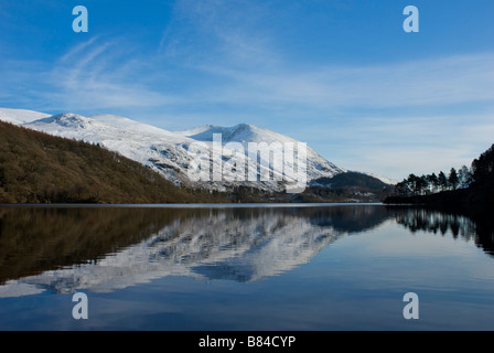 Thirlmere, négligé par Helvellyn, en hiver, Parc National de Lake District, Cumbria, Angleterre, Royaume-Uni Banque D'Images