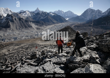Vue sur le Glacier Ngozumba avec Everest montagne dans l'arrière-plan vue depuis le sommet du Kala Patthar Banque D'Images
