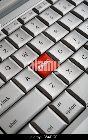 Bouton panique rouge vif sur monochrome (argent) clavier de l'ordinateur Banque D'Images