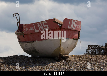 Bateau de pêche sur la rive de galets, North Norfolk Banque D'Images