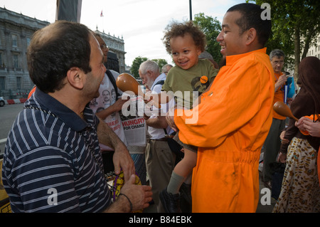 L'homme est titulaire d'enfant à la démonstration à Downing St sur anniversaire de Binyam Mohamed un Londonien encore détenus à Guantanamo Bay Banque D'Images