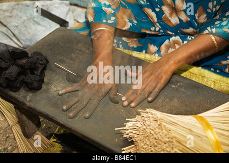 Woman making 6000 encens par jour par handrolling à Mysore, Karnataka, Inde l'État Banque D'Images