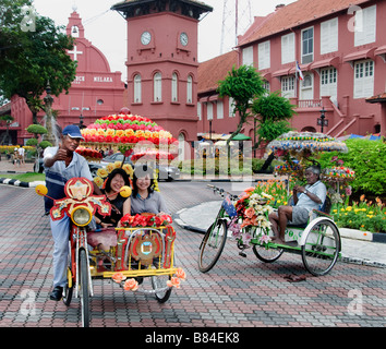 Malacca Malaisie fleurs decorateted pedicab rickshaw tricycles Christ Church Banque D'Images