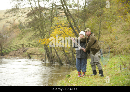 La pêche à la mouche sur la rivière Tweed Horseburgh a battu l'Ecosse Banque D'Images