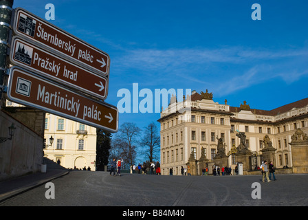 Hradcanske namesti Prazsky Hrad avec panneau et le château de Hradcany de Prague République Tchèque Europe Banque D'Images