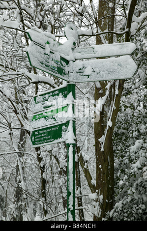 Tiré d'un panneau couvert de neige sur l'article 10 de la chaîne verte à pied, dans un pavillon en bois, lieu Beckenham Hill Park, Lewisham Banque D'Images