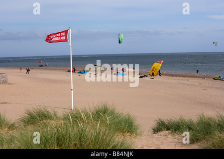 Kitesurfers à beach Exmouth Devon, Angleterre Royaume-Uni Banque D'Images