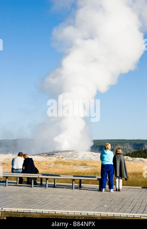 Les touristes à regarder aussi vieux Fathful geyser éclate dans le Parc National de Yellowstone Banque D'Images