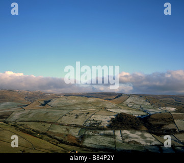 Givre sur les champs, l'hiver jour face à Kinder Scout, parc national de Peak District, Derbyshire, Angleterre Banque D'Images