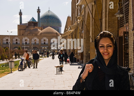 Belle femme iranienne à l'appareil photo à la place de l'Iran Ispahan Iman Banque D'Images