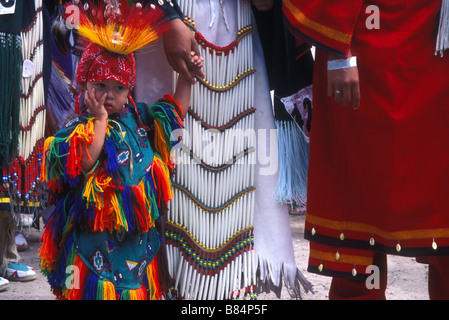 Native American Sioux Oglala enfant vêtu de vêtements traditionnels à la réserve indienne de Pine Ridge, Dakota du Sud, USA Banque D'Images