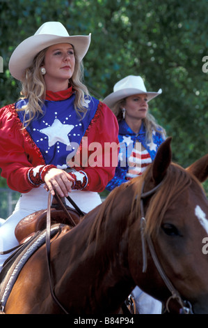Jeune femme cavaliers de rodéo à cheval, South Dakota, USA Banque D'Images