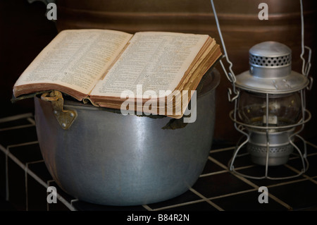 Weathered Bible en période antique cuisine Banque D'Images