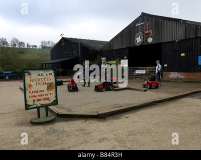 Bocketts Farm Leatherhead Surrey Granges converties pour une aire de jeu avec des toboggans et visite de l'exploitation avec des bébés animaux Banque D'Images