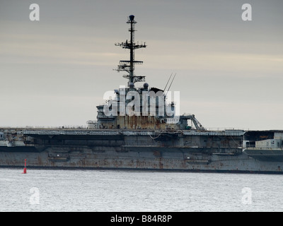 Mid section de coque à l'abandon des porte-avions français Clemenceau arrivant le fleuve Tees où il sera recyclé par Able UK Banque D'Images