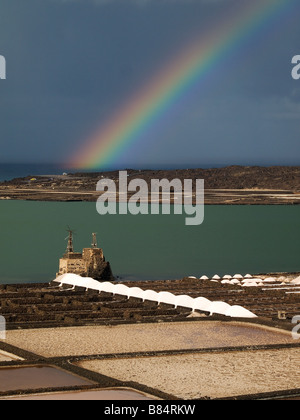 Arc-en-ciel sur la mer salt works à Laguna de Janubio Lanzarote Iles Canaries Banque D'Images