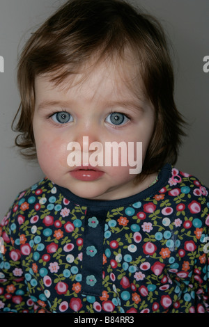 Une petite fille de un an avec des yeux bleus Banque D'Images