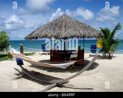 Hamac et des chaises longues sur la plage de Grand'Anse dans l'île antillaise de Grenade Banque D'Images