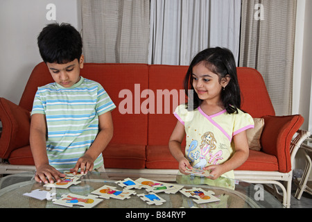 Les jeunes enfants de résoudre un casse-tête Banque D'Images