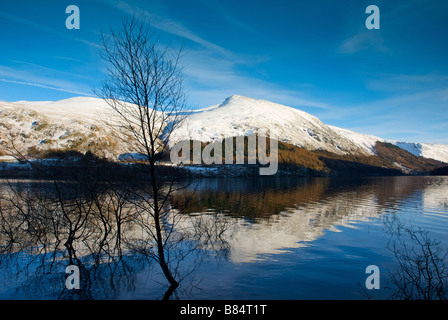 Thirlmere, négligé par Helvellyn, en hiver, Parc National de Lake District, Cumbria, Angleterre, Royaume-Uni Banque D'Images