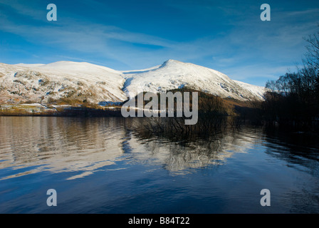 Thirlmere, négligé par Helvellyn, en hiver, Parc National de Lake District, Cumbria, Angleterre, Royaume-Uni Banque D'Images