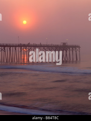 AA05183 02 Caroline du lever du soleil sur Kure Beach Pier sur Pleasure Island Banque D'Images