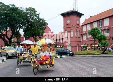 Malacca Malaisie fleurs decorateted Christh pedicab rickshaw tricycles Church Banque D'Images