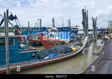 Kukup est un petit village de pêcheurs il est célèbre pour ses restaurants de fruits de mer en plein air construit sur pilotis sur l'eau. Banque D'Images