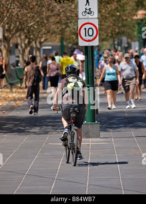 PANNEAU DE LIMITE DE VITESSE POUR LA PISTE CYCLABLE ET LA PASSERELLE PIÉTONNE DE SOUTHBANK MELBOURNE VICTORIA AUSTRALIE Banque D'Images