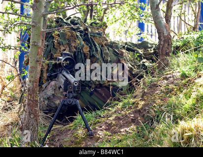 Dans Sniper Ghillie suit Banque D'Images