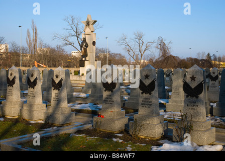 Tombes de soldats russes au monument aux victimes de l'insurrection de Prague dans le quartier de Zizkov à Prague Banque D'Images