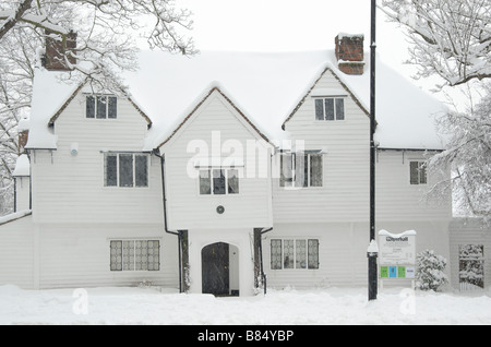 White Hall recouvert de neige : 16e siècle en bois et la météo sont montés à bord de maison, maintenant un musée, Cheam, le sud de Londres, Angleterre Banque D'Images