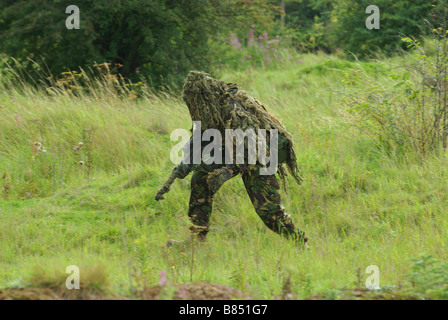 Dans Sniper Ghillie suit Banque D'Images