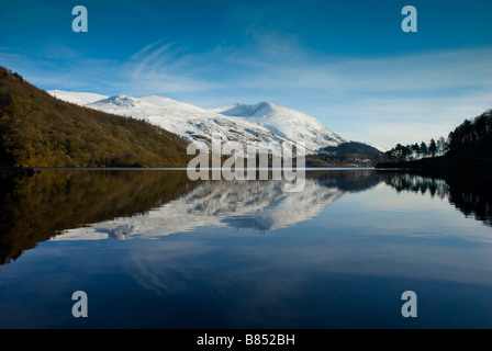 Thirlmere, négligé par Helvellyn, en hiver, Parc National de Lake District, Cumbria, Angleterre, Royaume-Uni Banque D'Images