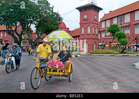 Malacca Malaisie fleurs decorateted pedicab rickshaw tricycles Christ Church Banque D'Images