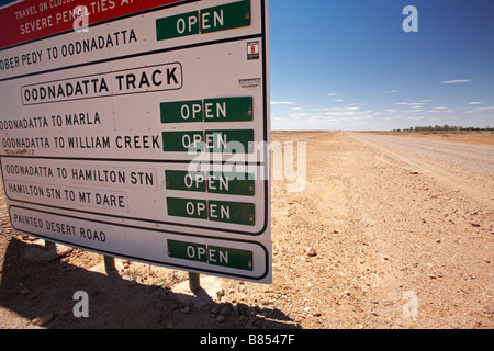 Signe de la route près de Coober Pedy Oodnadatta track Australie Australie du Sud Banque D'Images