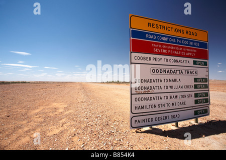 Signe de la route près de Coober Pedy Oodnadatta track Australie Australie du Sud Banque D'Images