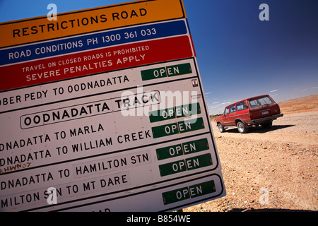 Signe de la route près de Coober Pedy Oodnadatta track Australie Australie du Sud Banque D'Images