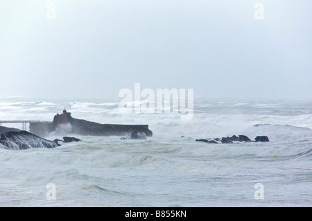 24 janvier 2009 tempête KLaus à Biarritz Rocher de la vierge au milieu des vagues Pays Basque France Banque D'Images