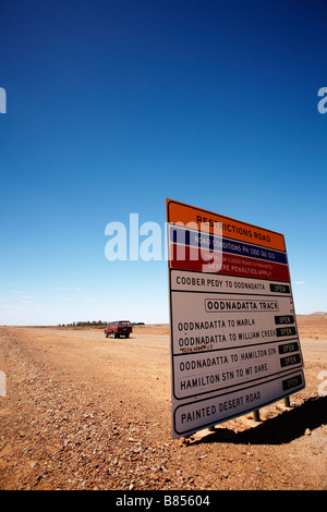 Signe de la route près de Coober Pedy Oodnadatta track Australie Australie du Sud Banque D'Images