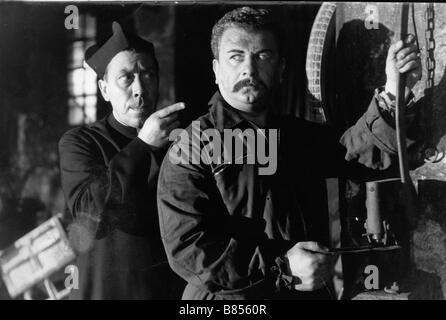 Petit monde de Don Camillo, Le Année : 1952 Réalisateur : Julien Duvivier Fernandel, Gino Cervi Banque D'Images
